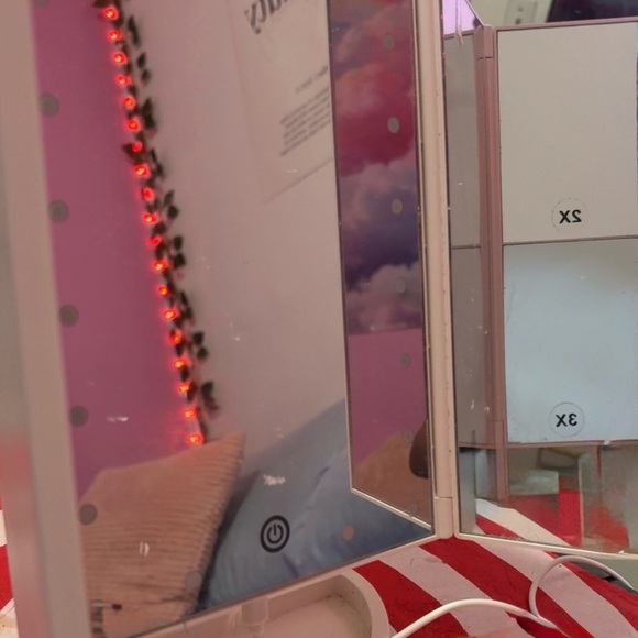 Makeup Mirror - Picture 2 of 5